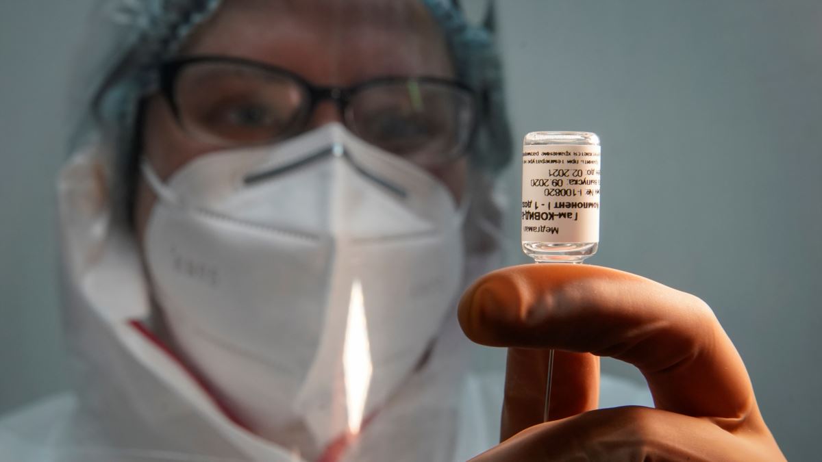 En Rusia desarrollan un medicamento que supuestamente detiene la reproducción del coronavirus